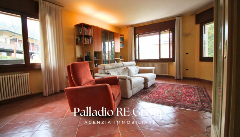 Bifamiliare , 3 camere , 2 bagni , lavanderia , grande salone, cucina , terrazzo, giardino, garag...