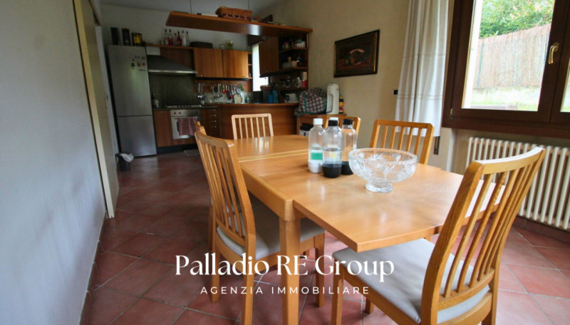 Bifamiliare , 3 camere , 2 bagni , lavanderia , grande salone, cucina , terrazzo, giardino, garag...