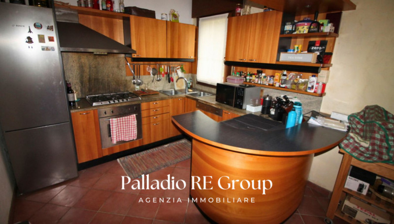 Bifamiliare , 3 camere , 2 bagni , lavanderia , grande salone, cucina , terrazzo, giardino, garag...