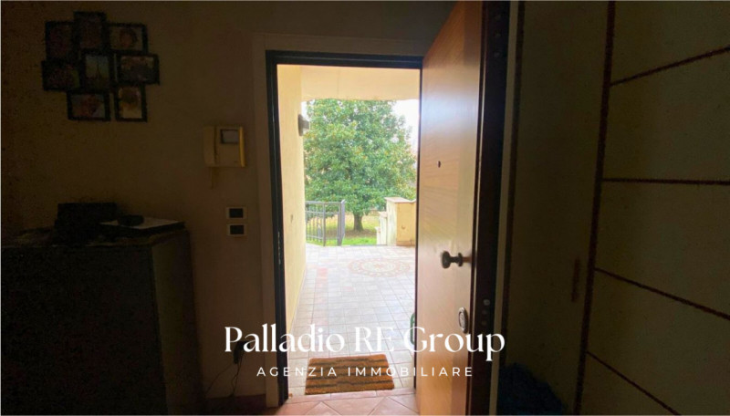 Bifamiliare , 3 camere , 2 bagni , lavanderia , grande salone, cucina , terrazzo, giardino, garag...