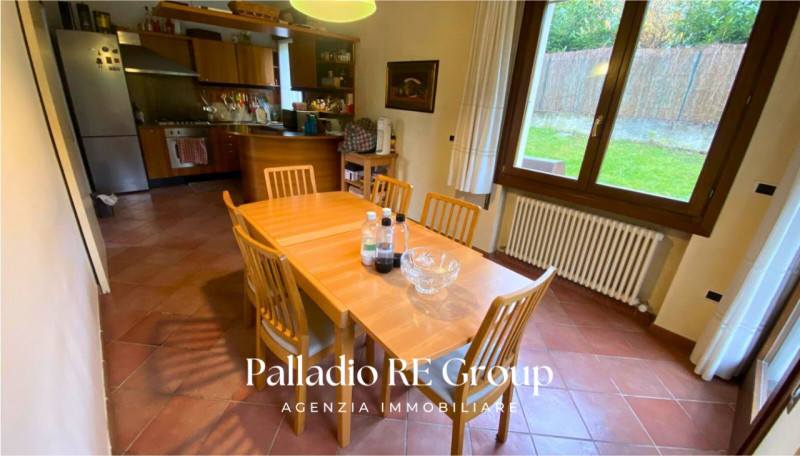 Bifamiliare , 3 camere , 2 bagni , lavanderia , grande salone, cucina , terrazzo, giardino, garag...