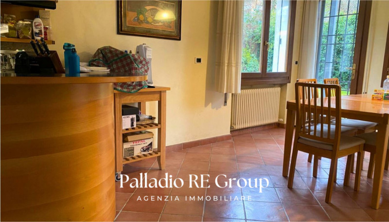 Bifamiliare , 3 camere , 2 bagni , lavanderia , grande salone, cucina , terrazzo, giardino, garag...