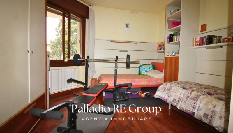 Bifamiliare , 3 camere , 2 bagni , lavanderia , grande salone, cucina , terrazzo, giardino, garag...