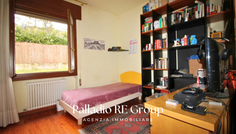 Bifamiliare , 3 camere , 2 bagni , lavanderia , grande salone, cucina , terrazzo, giardino, garag...