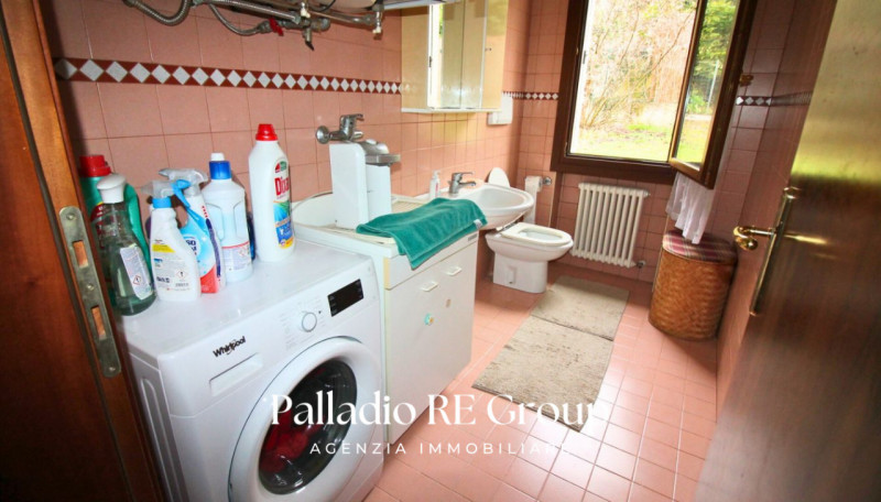 Bifamiliare , 3 camere , 2 bagni , lavanderia , grande salone, cucina , terrazzo, giardino, garag...