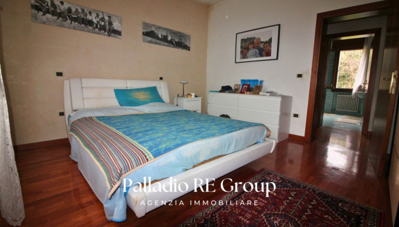 Bifamiliare , 3 camere , 2 bagni , lavanderia , grande salone, cucina , terrazzo, giardino, garag...