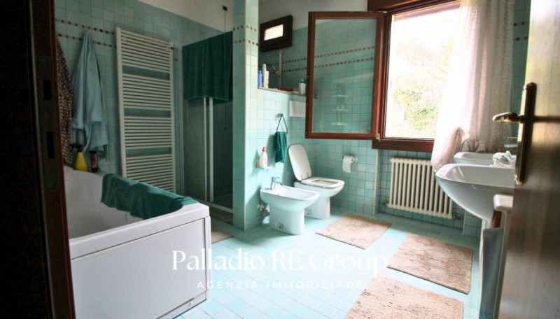 Bifamiliare , 3 camere , 2 bagni , lavanderia , grande salone, cucina , terrazzo, giardino, garag...