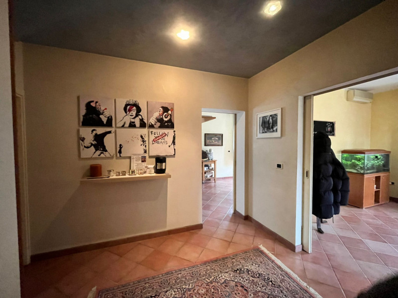 Bifamiliare , 3 camere , 2 bagni , lavanderia , grande salone, cucina , terrazzo, giardino, garag...