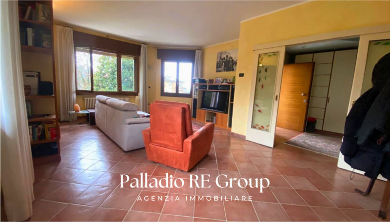 Bifamiliare , 3 camere , 2 bagni , lavanderia , grande salone, cucina , terrazzo, giardino, garag...