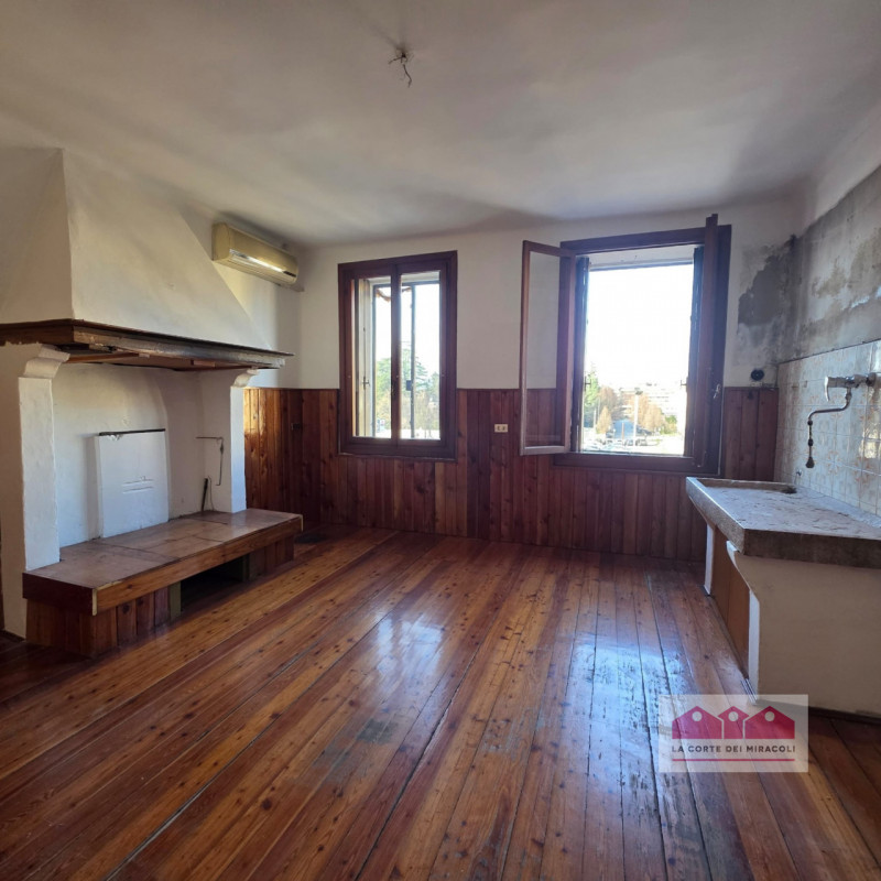 VICENZA: LUMINOSISSIMO TRICAMERE LIMITROFO AL CENTRO STORICO, TERZO ED ULTIMO PIANO CON ASCENSORE...