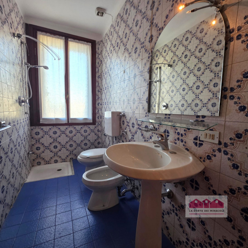 VICENZA: LUMINOSISSIMO TRICAMERE LIMITROFO AL CENTRO STORICO, TERZO ED ULTIMO PIANO CON ASCENSORE...