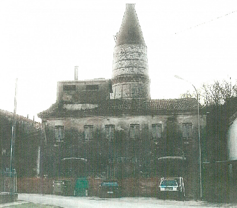 In posizione strategica nel comune di Albettone, proponiamo un ex fabbricato industriale (fornace...