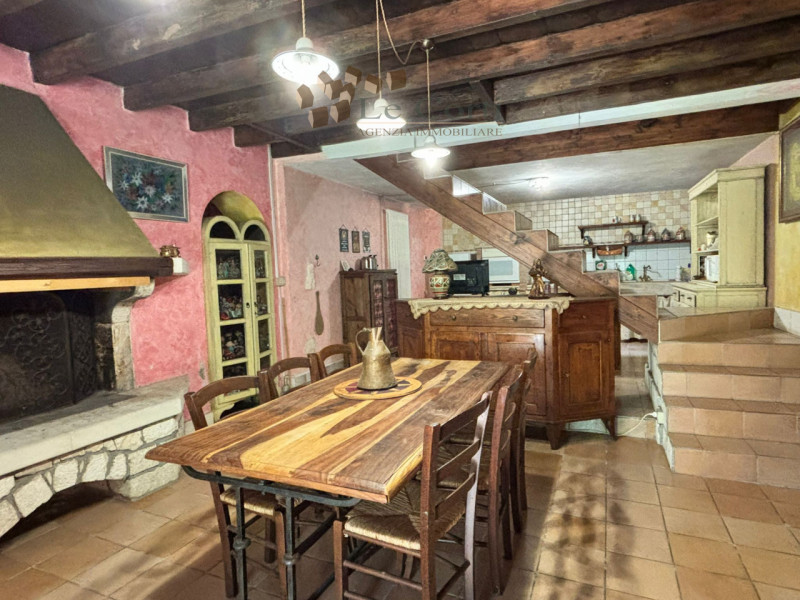 In zona collinare immersi nel verde proponiamo l'acquisto di un rustico su due livelli con deposi...