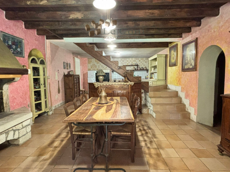 In zona collinare immersi nel verde proponiamo l'acquisto di un rustico su due livelli con deposi...