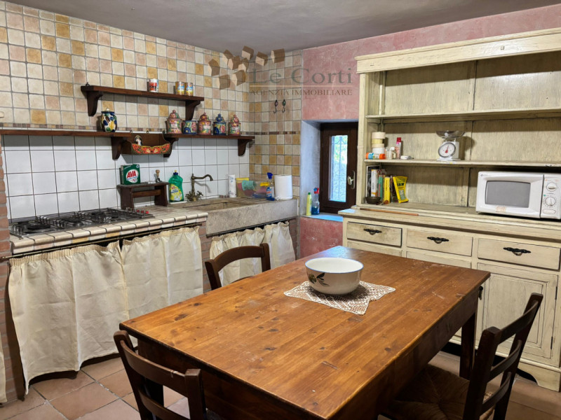 In zona collinare immersi nel verde proponiamo l'acquisto di un rustico su due livelli con deposi...