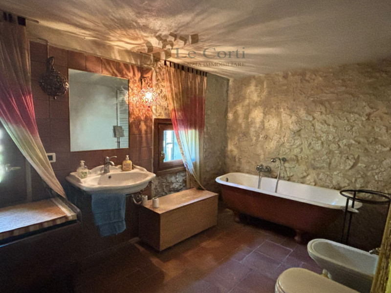 In zona collinare immersi nel verde proponiamo l'acquisto di un rustico su due livelli con deposi...