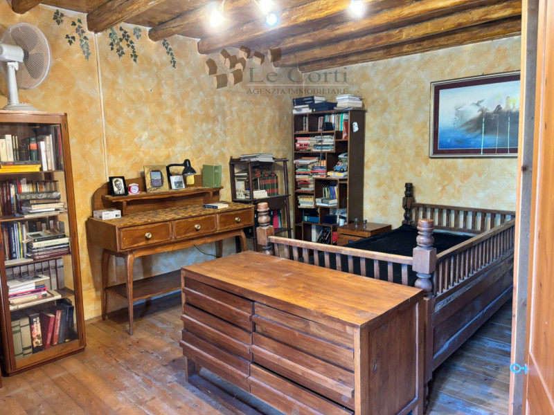 In zona collinare immersi nel verde proponiamo l'acquisto di un rustico su due livelli con deposi...