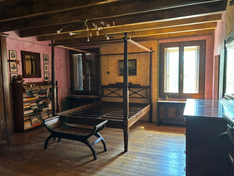 In zona collinare immersi nel verde proponiamo l'acquisto di un rustico su due livelli con deposi...