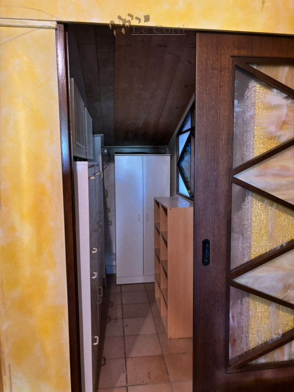 In zona collinare immersi nel verde proponiamo l'acquisto di un rustico su due livelli con deposi...