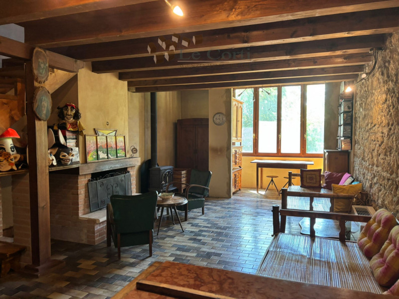 In zona collinare immersi nel verde proponiamo l'acquisto di un rustico su due livelli con deposi...