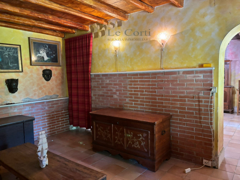 In zona collinare immersi nel verde proponiamo l'acquisto di un rustico su due livelli con deposi...