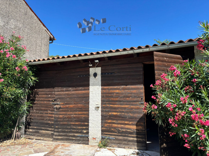 In zona collinare immersi nel verde proponiamo l'acquisto di un rustico su due livelli con deposi...