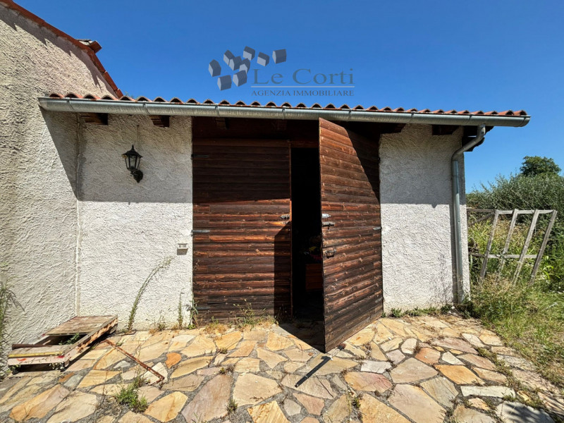 In zona collinare immersi nel verde proponiamo l'acquisto di un rustico su due livelli con deposi...