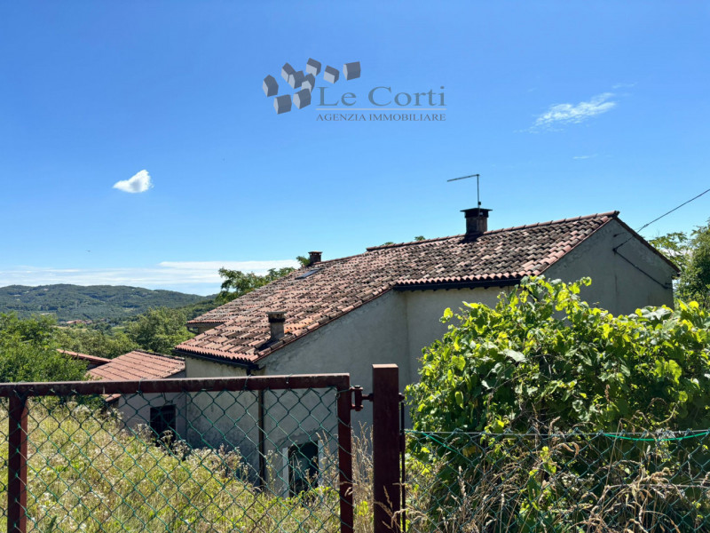 In zona collinare immersi nel verde proponiamo l'acquisto di un rustico su due livelli con deposi...