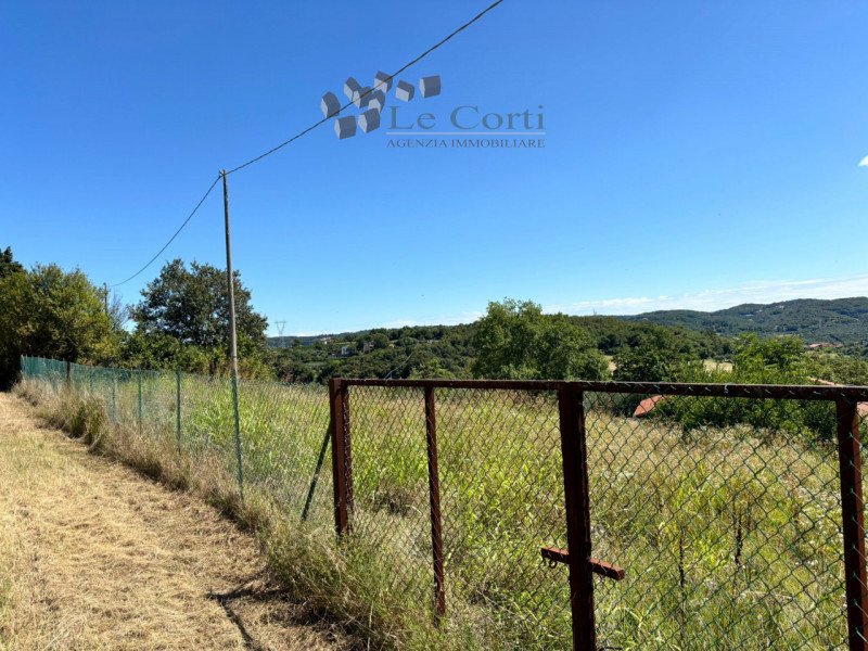 In zona collinare immersi nel verde proponiamo l'acquisto di un rustico su due livelli con deposi...