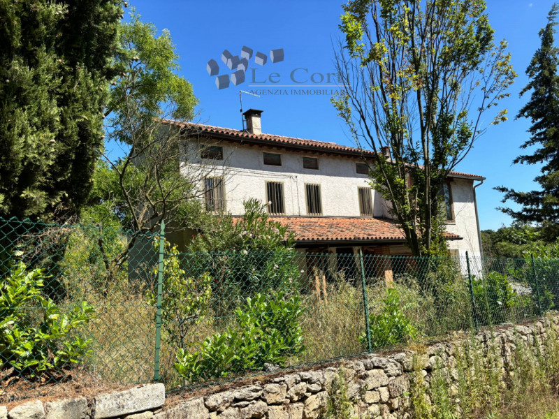 In zona collinare immersi nel verde proponiamo l'acquisto di un rustico su due livelli con deposi...