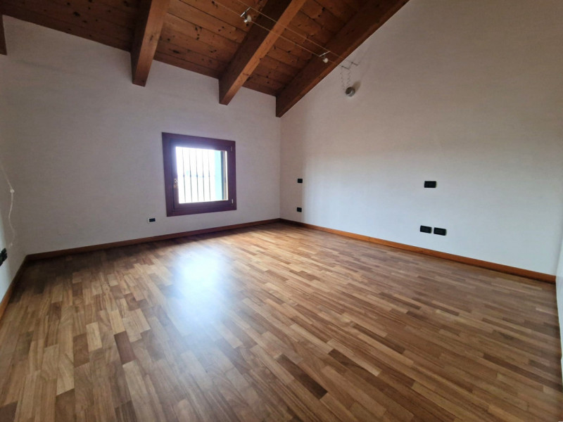 UBICAZIONE E CONTESTO

Nel comune di Torri di Quartesolo, all’interno di un residence curato, ord...