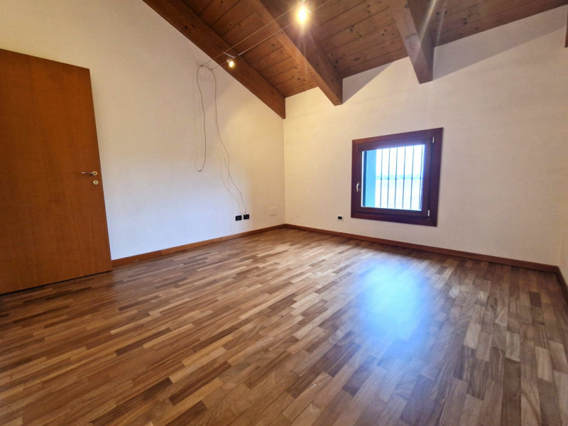 UBICAZIONE E CONTESTO

Nel comune di Torri di Quartesolo, all’interno di un residence curato, ord...