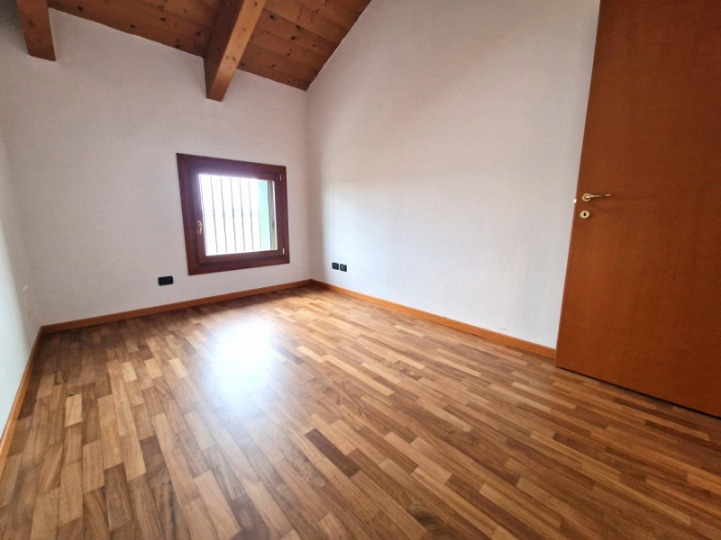UBICAZIONE E CONTESTO

Nel comune di Torri di Quartesolo, all’interno di un residence curato, ord...