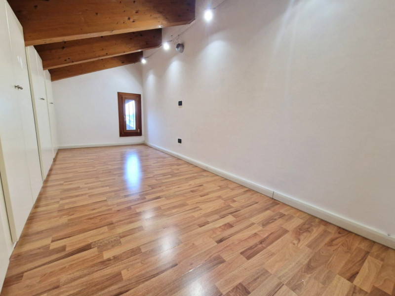 UBICAZIONE E CONTESTO

Nel comune di Torri di Quartesolo, all’interno di un residence curato, ord...