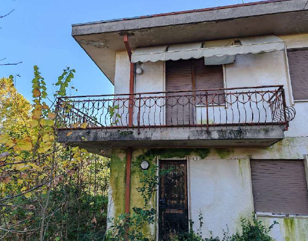 Rif. A.A.5-241 

Vendita all'asta - abitazione unifamiliare su 2 livelli in data 10 febbraio 2026...