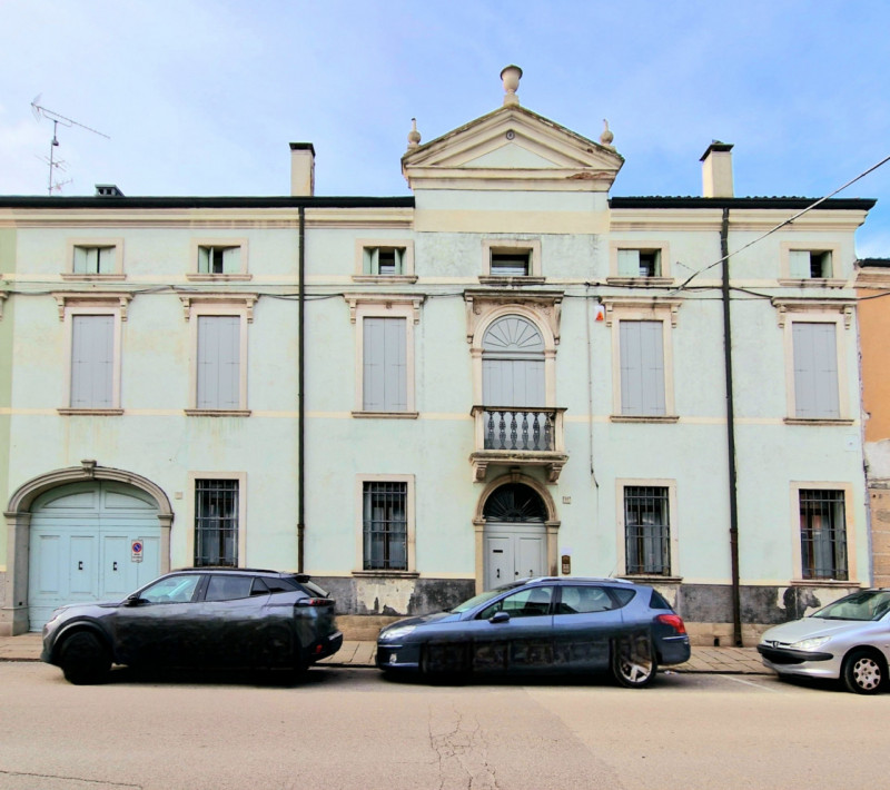 Proponiamo in vendita un accogliente mini appartamento situato nel centro di Este. La soluzione m...