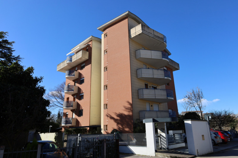 SAN BORTOLO

Situato in una zona residenziale tranquilla e ben servita, comoda a tutti i principa...