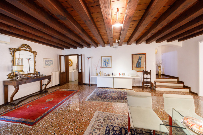 In uno storico palazzo del centro di Este, proponiamo in vendita meraviglioso appartamento signor...