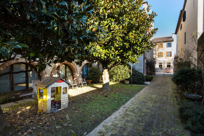 In uno storico palazzo del centro di Este, proponiamo in vendita meraviglioso appartamento signor...