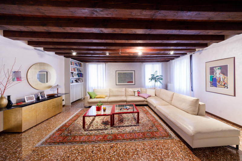 In uno storico palazzo del centro di Este, proponiamo in vendita meraviglioso appartamento signor...