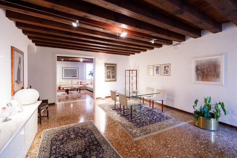 In uno storico palazzo del centro di Este, proponiamo in vendita meraviglioso appartamento signor...