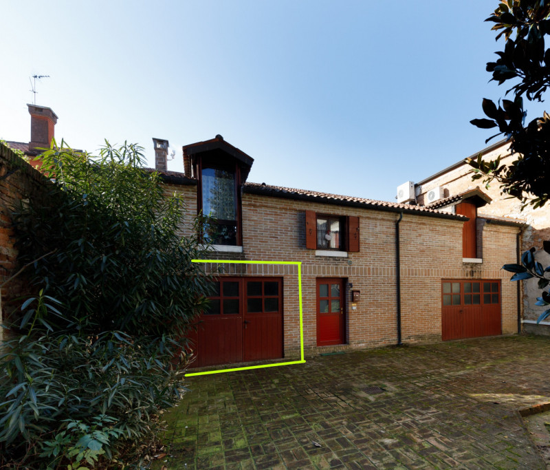 In uno storico palazzo del centro di Este, proponiamo in vendita meraviglioso appartamento signor...