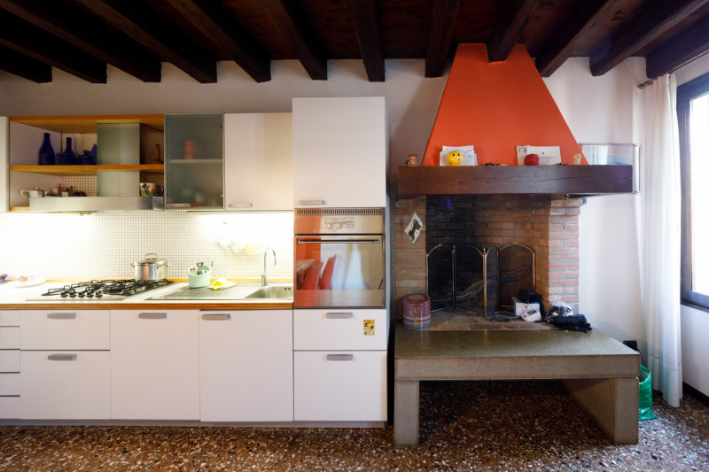 In uno storico palazzo del centro di Este, proponiamo in vendita meraviglioso appartamento signor...