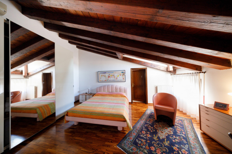 In uno storico palazzo del centro di Este, proponiamo in vendita meraviglioso appartamento signor...