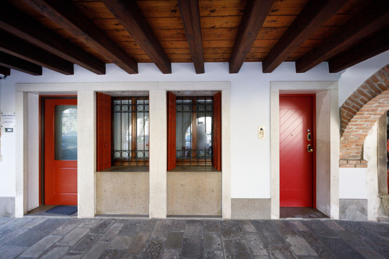 In uno storico palazzo del centro di Este, proponiamo in vendita meraviglioso appartamento signor...