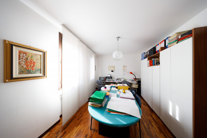 In uno storico palazzo del centro di Este, proponiamo in vendita meraviglioso appartamento signor...