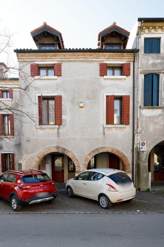 In uno storico palazzo del centro di Este, proponiamo in vendita meraviglioso appartamento signor...