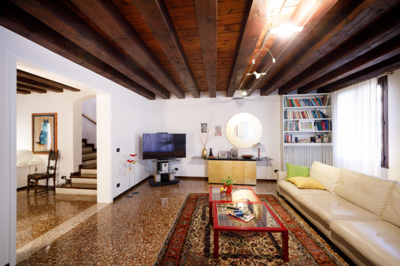 In uno storico palazzo del centro di Este, proponiamo in vendita meraviglioso appartamento signor...