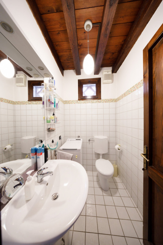 In uno storico palazzo del centro di Este, proponiamo in vendita meraviglioso appartamento signor...