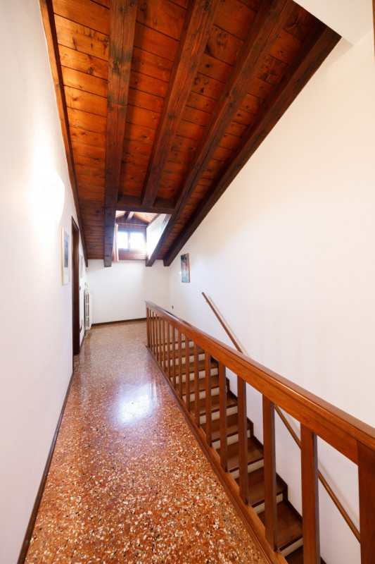 In uno storico palazzo del centro di Este, proponiamo in vendita meraviglioso appartamento signor...